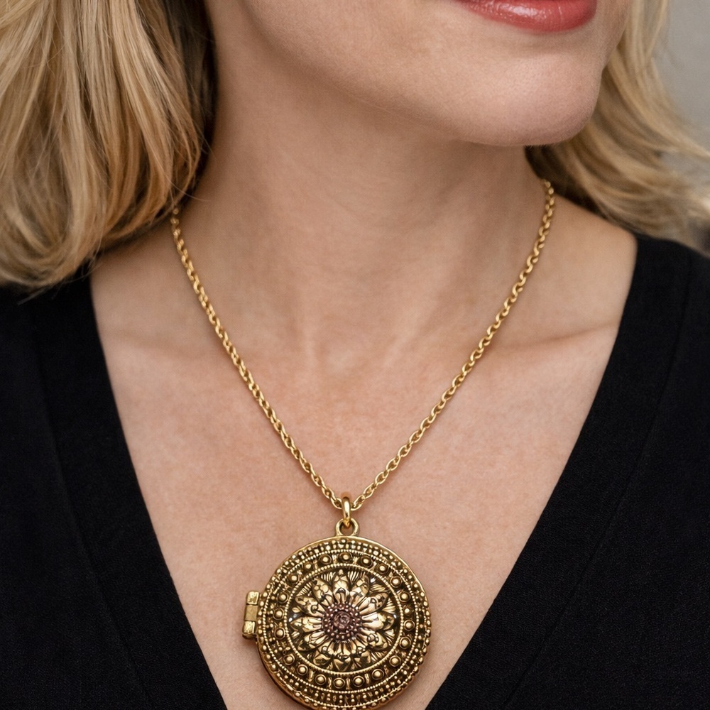 R39 Vintage Gold Tone Round Locket Necklace Ornate Floral Medallion Pendant